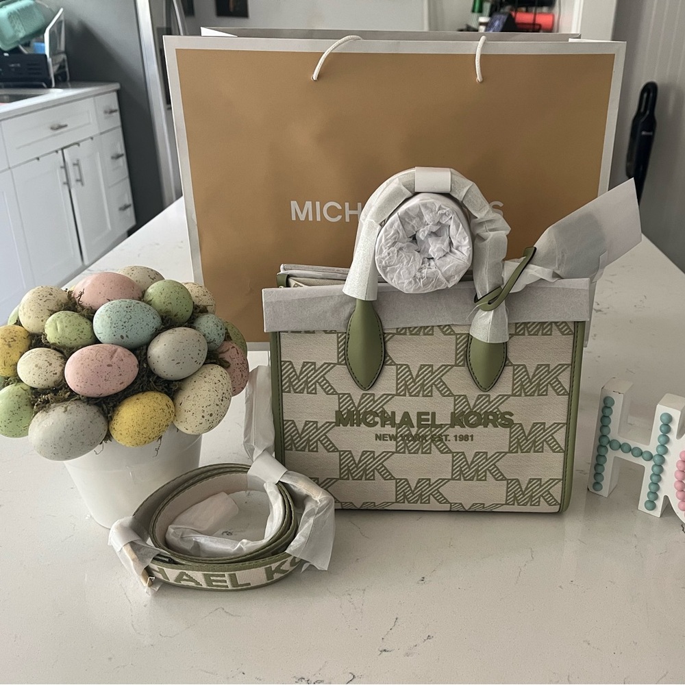 Cute green Micheal Kors mini tote